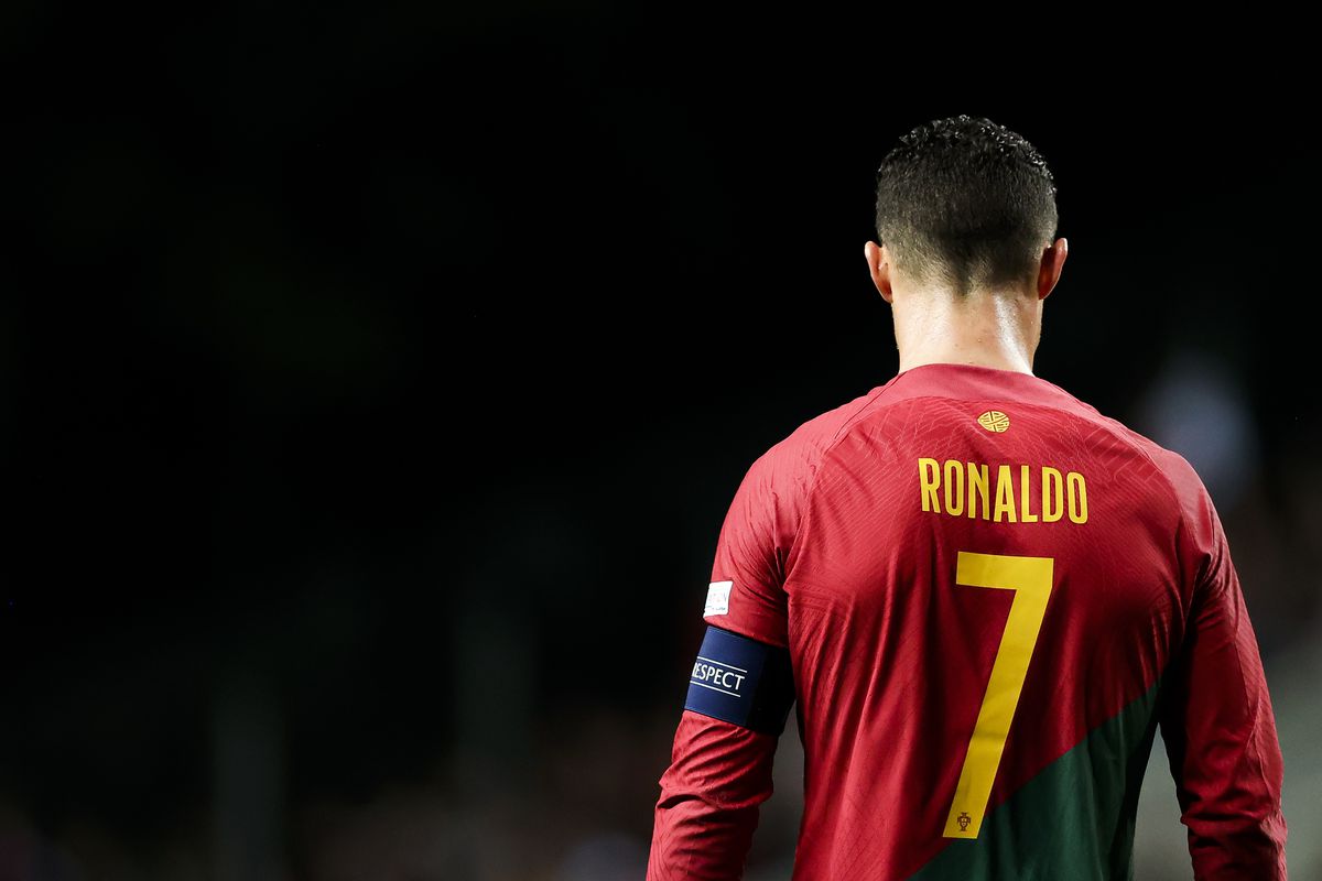 Легенды футбола: 10 величайших игроков, изменивших историю спорта